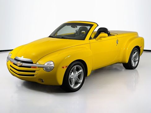 Used 2004 Chevrolet SSR RWD image 44