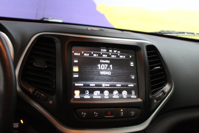 Used 2017 Jeep Cherokee Trailhawk AWD/4WD image 19