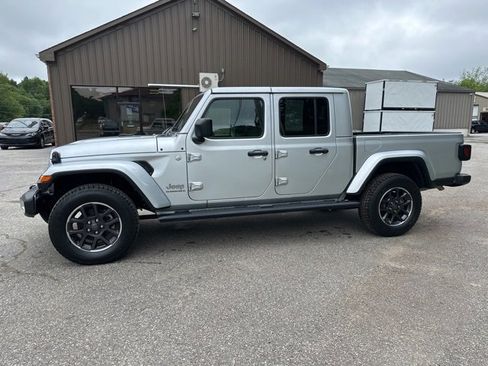 Used 2023 Jeep Gladiator Overland image 9