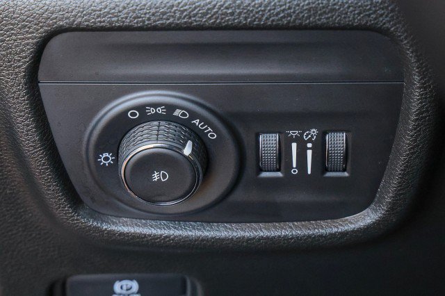Used 2023 Jeep Grand Cherokee Limited w/ Black Appearance Package AWD/4WD image 27