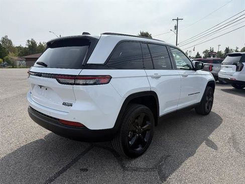 Used 2023 Jeep Grand Cherokee Altitude AWD/4WD image 4