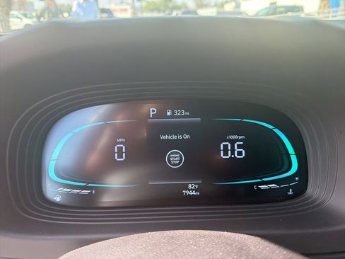 Used 2025 Hyundai Venue Limited FWD image 3