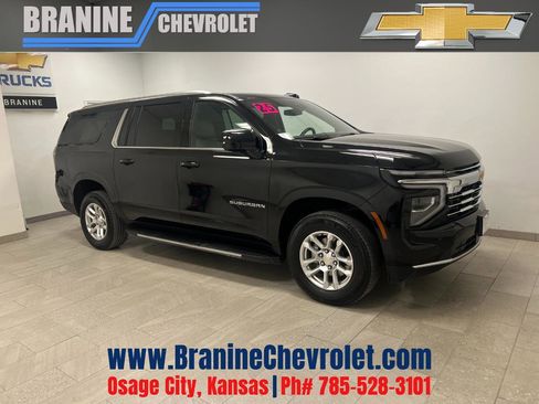 Used 2025 Chevrolet Suburban LT image 1