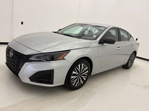 Used 2025 Nissan Altima 2.5 SV FWD image 12