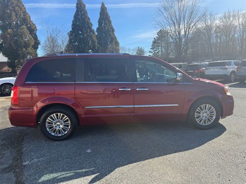 Used 2016 Chrysler Town & Country Limited image 6
