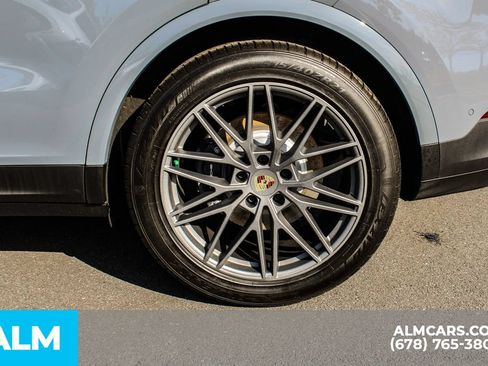Used 2024 Porsche Cayenne AWD/4WD image 14