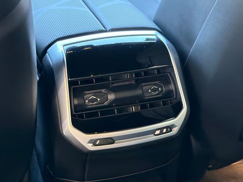 Used 2023 BMW i7 xDrive60 w/ Executive Package 2 AWD/4WD image 16
