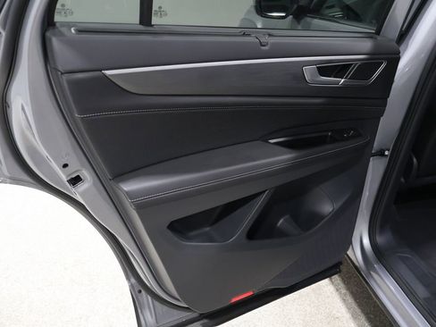 Used 2025 Volkswagen Atlas Cross Sport SE image 19