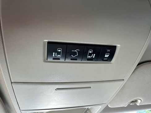 Used 2014 Chrysler Town & Country Touring FWD image 25