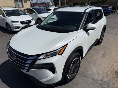 Used 2025 Nissan Rogue SV image 2