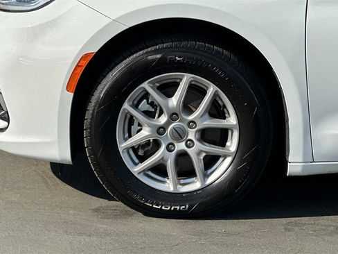Used 2024 Chrysler Pacifica Touring-L image 26