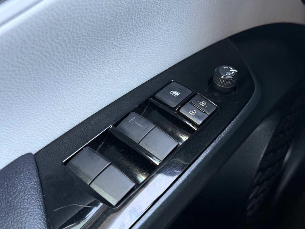Used 2022 Toyota Prius XLE FWD image 19