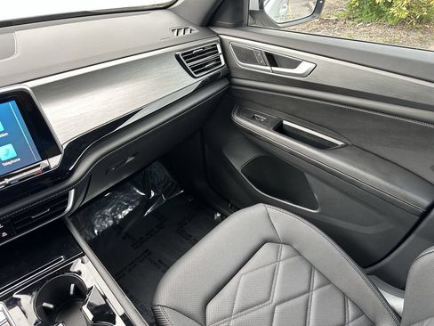 Used 2024 Volkswagen Atlas Cross Sport SE FWD image 12