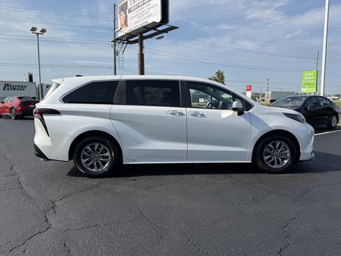 Certified 2024 Toyota Sienna XLE FWD image 10