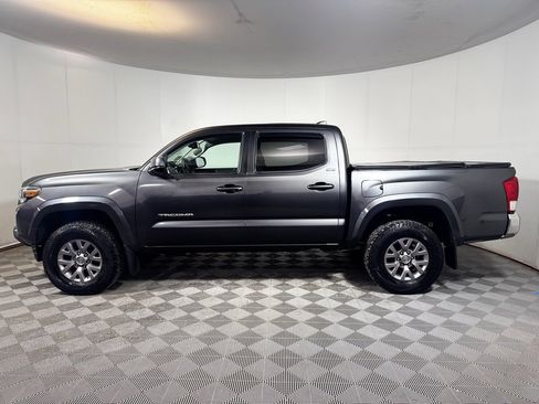 Used 2017 Toyota Tacoma SR5 image 3