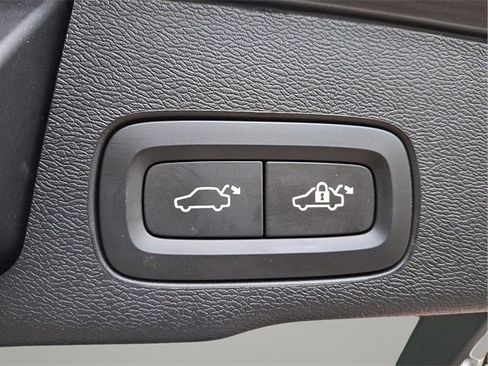 Certified 2025 Volvo XC60 B5 Plus image 25