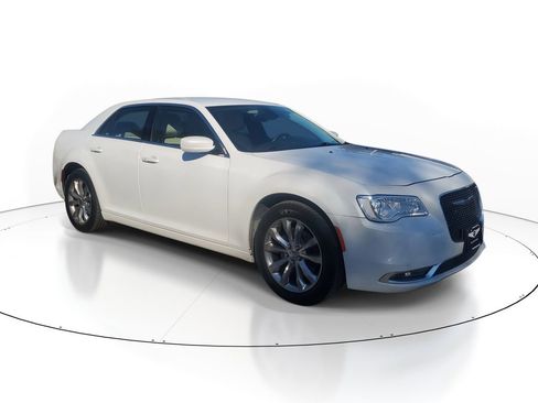 Used 2016 Chrysler 300 Limited w/ Driver Convenience Group image 5