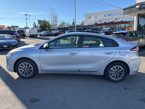 Used 2021 Hyundai Ioniq SE image 3