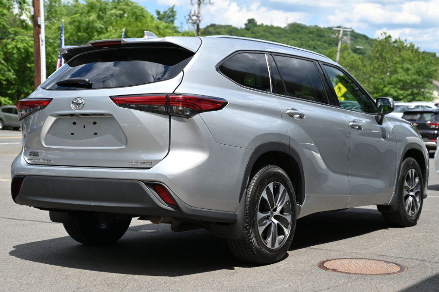 Used 2021 Toyota Highlander XLE AWD/4WD image 6