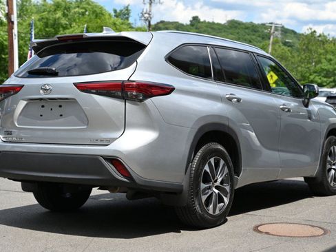 Used 2021 Toyota Highlander XLE AWD/4WD image 6