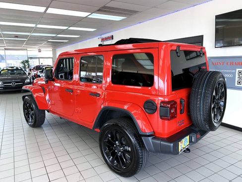 Used 2025 Jeep Wrangler Unlimited Sahara w/ Safety Group AWD/4WD image 8