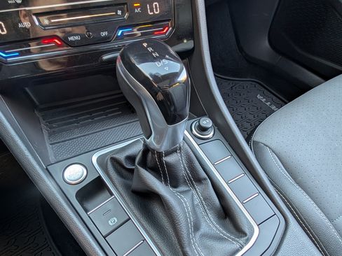 Used 2025 Volkswagen Jetta SE w/ Sunroof Package image 31