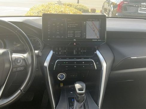 Used 2022 Toyota Venza XLE image 33