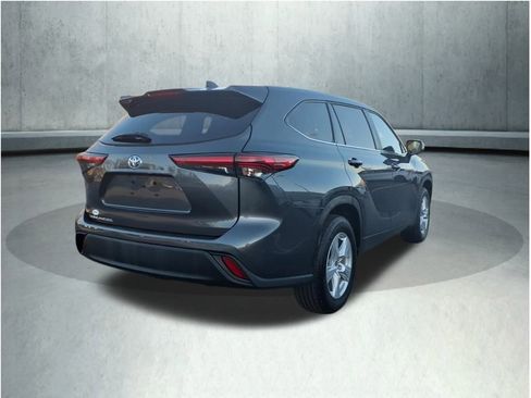 Certified 2023 Toyota Highlander L image 24