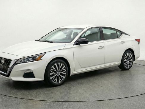 Used 2025 Nissan Altima 2.5 SV image 3