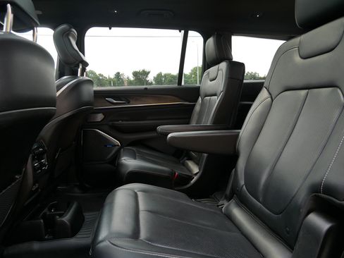 Used 2022 Jeep Grand Cherokee L Overland w/ Luxury Tech Group IV AWD/4WD image 5