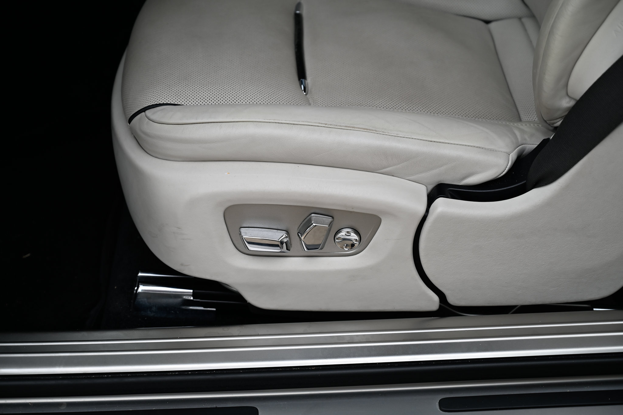 Used 2018 Rolls-Royce Dawn RWD image 18