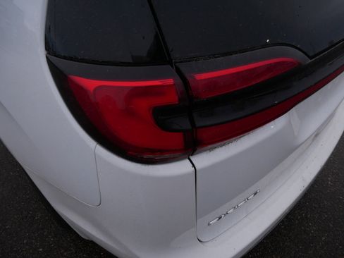 Certified 2023 Chrysler Pacifica Touring-L image 17