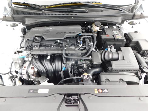 Used 2025 Hyundai Elantra Sport image 12