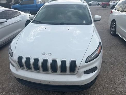 Used 2017 Jeep Cherokee Latitude w/ Safety/Convenience Group FWD image 2