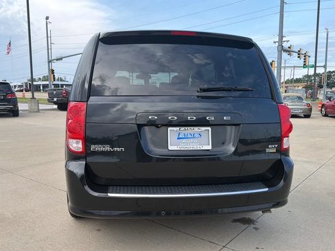 Used 2019 Dodge Grand Caravan SXT w/ Driver Convenience Group FWD image 16