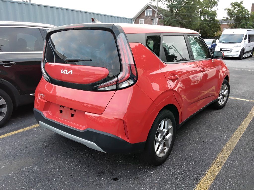 Used 2023 Kia Soul LX w/ LX Technology Package FWD image 5