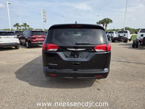Used 2023 Chrysler Voyager LX image 6