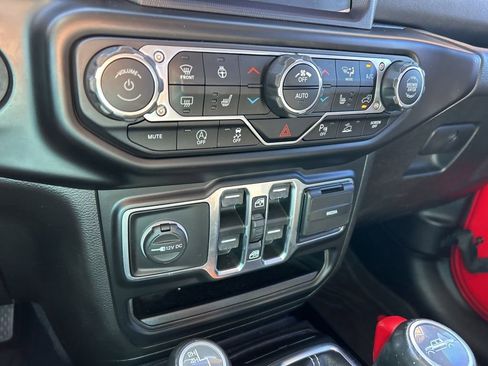 Used 2020 Jeep Gladiator Overland image 36