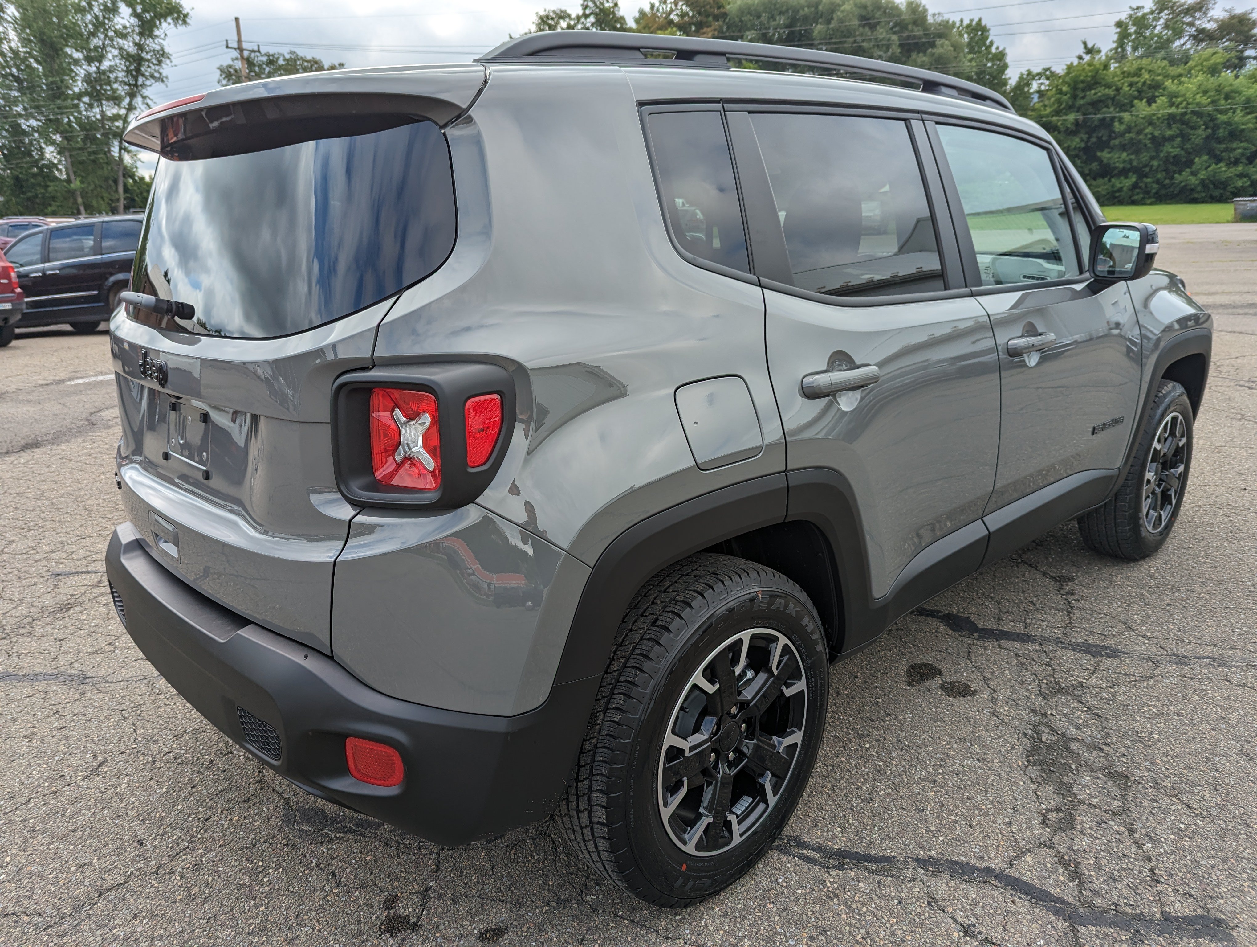 Used 2023 Jeep Renegade Latitude AWD/4WD image 4