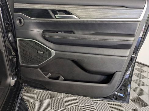 Certified 2024 Jeep Wagoneer L Series II w/ Flexible Seating Group image 36