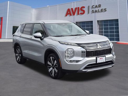 Used 2025 Mitsubishi Outlander SE AWD/4WD image 3