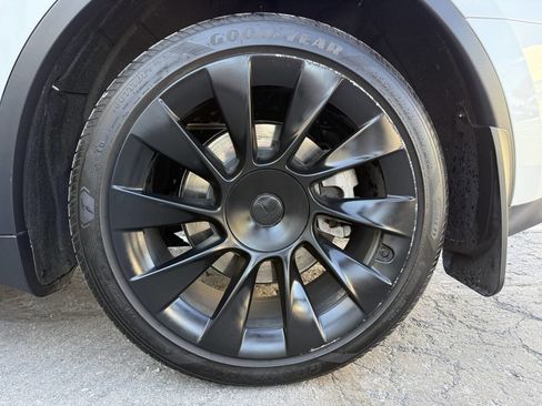 Used 2024 Tesla Model Y Long Range AWD/4WD image 31