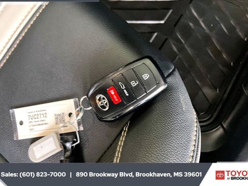 Used 2025 Toyota Camry SE w/ Convenience Package FWD image 9
