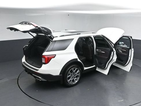 Certified 2025 Ford Explorer Platinum w/ Ultimate Package AWD/4WD image 62