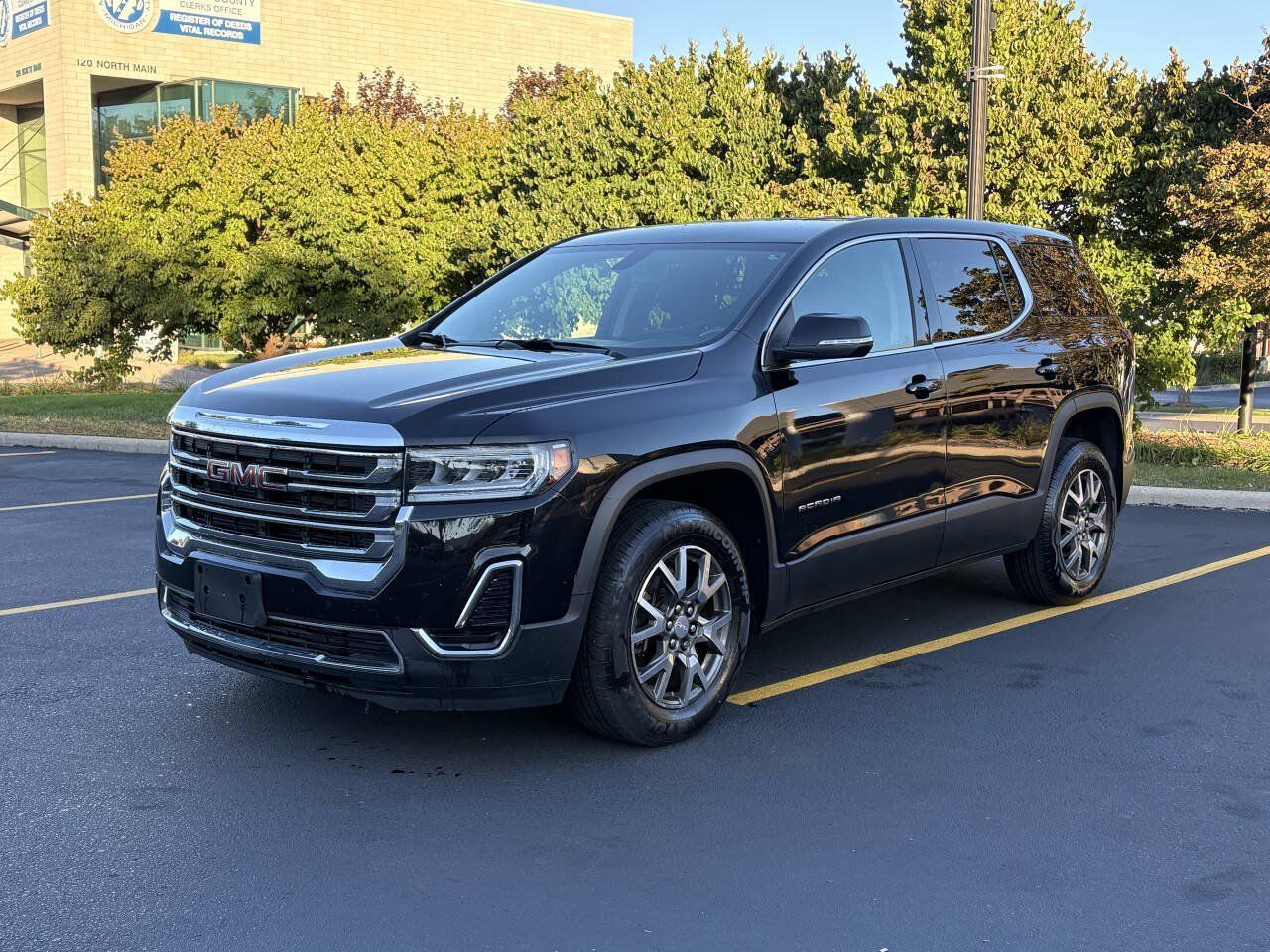 Used 2020 GMC Acadia SLE FWD image 1