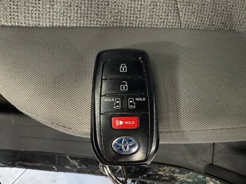 Used 2023 Toyota Sienna LE AWD/4WD image 17
