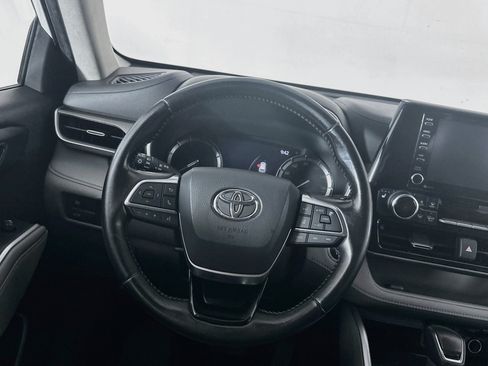 Used 2020 Toyota Highlander XLE AWD/4WD image 18