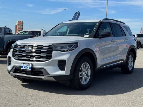 Used 2025 Ford Explorer Active image 3