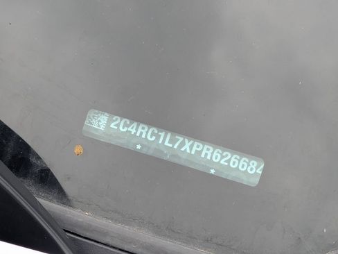 Used 2023 Chrysler Pacifica Touring-L FWD image 13