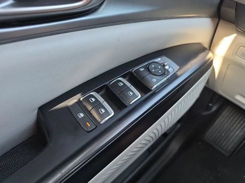Used 2023 Kia Carnival LX w/ Paint Protection Package FWD image 23